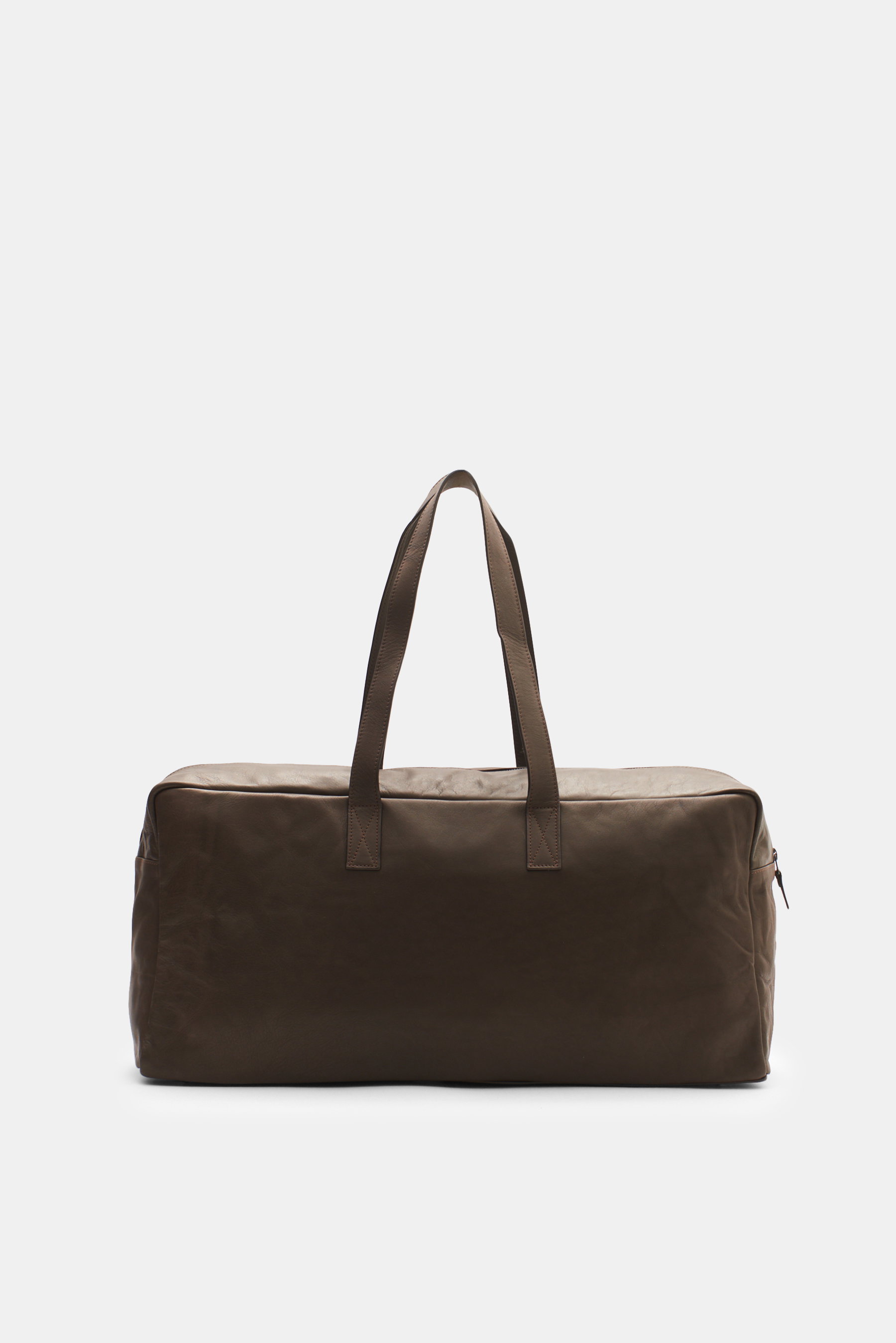 04651/ A trip in a bag Weekender 'Nubuck' braun, frontal aus mittlerer Höhe, geräumige Reisetasche aus edlem Nubukleder mit robusten Griffen.