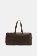 04651/ A trip in a bag Weekender 'Nubuck' braun, frontal aus mittlerer Höhe, geräumige Reisetasche aus edlem Nubukleder mit robusten Griffen.
