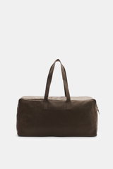 04651/ A trip in a bag Weekender 'Nubuck' braun, frontal aus mittlerer Höhe, geräumige Reisetasche aus edlem Nubukleder mit robusten Griffen.