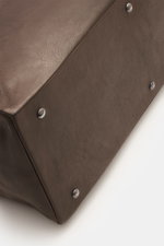 04651/ A trip in a bag Weekender 'Nubuck' braun, Detailfoto von unten mit edlem Nubukleder, brünierten Metallfüßen und robuster Naht.