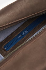 Nahaufnahme des Innenraums vom 04651/ A trip in a bag Weekender 'Nubuck' braun, zeigt Reißverschluss mit gebrandetem Pull-Tag, edles Nubukleder und Textilfutter.
