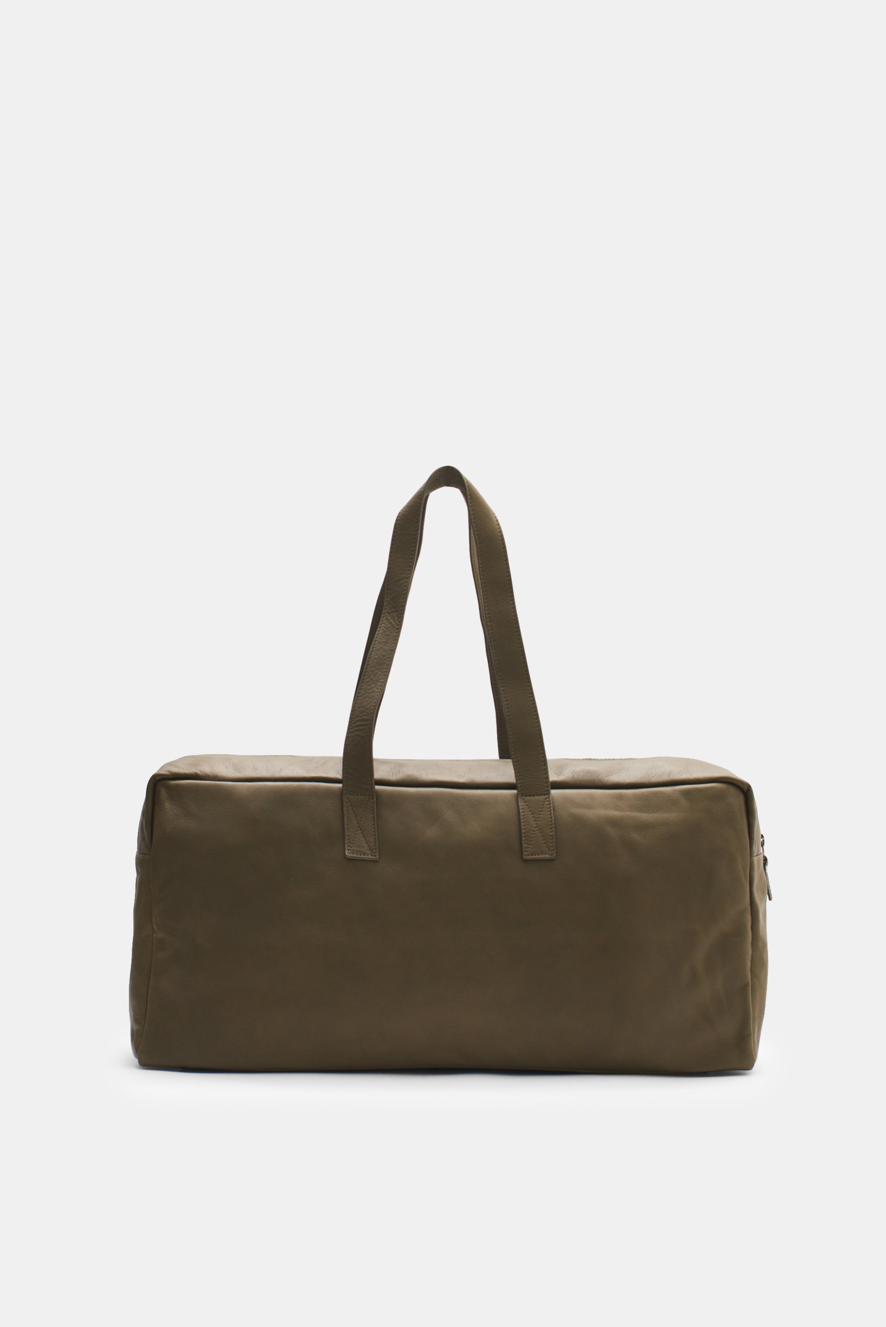 Frontale Nahaufnahme des 04651/ A trip in a bag Weekender 'Nubuck' oliv aus geschmeidigem Nubukleder mit robusten Griffen und brünierter Hardware.