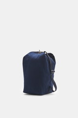 04651/ A trip in a bag Seesack 'Canvas' navy aus reiner Baumwolle mit Veloursleder-Riemen, Ösen-Schließe, seitlich fotografiert, Maße ca. 36x53x24 cm.