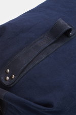 04651/ A trip in a bag Seesack 'Canvas' navy aus reiner Baumwolle mit Velourslederriemen, Detailaufnahme von oben schräg, Ösen-Schließe sichtbar.