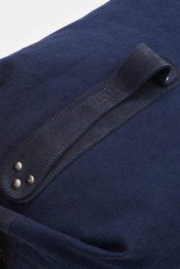 04651/ A trip in a bag Seesack 'Canvas' navy aus reiner Baumwolle mit Velourslederriemen, Detailaufnahme von oben schräg, Ösen-Schließe sichtbar.