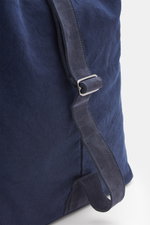 04651/ A trip in a bag Seesack 'Canvas' navy aus Baumwolle mit Veloursleder-Riemen, Ösen-Schließe, Detailaufnahme des Riemens von schräg vorne.
