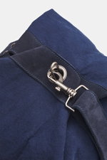 04651/ A trip in a bag Seesack 'Canvas' navy aus reiner Baumwolle mit Veloursleder-Besätzen, Ösen-Schließe, Riemen, Detailaufnahme schräg von oben