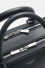 Serapian Aktentasche dark navy aus markant genarbtem Evoluzione-Kalbsleder, Detailansicht der Reißverschlüsse und Tragegriffe, frontal.