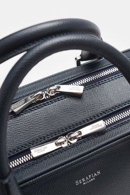 Serapian Aktentasche dark navy aus markant genarbtem Evoluzione-Kalbsleder, Detailansicht der Reißverschlüsse und Tragegriffe, frontal.