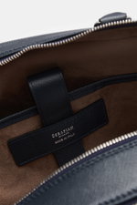 Innenansicht der Serapian Aktentasche dark navy aus genarbtem Kalbsleder mit geteiltem Hauptfach und Textilfutter, Sicht auf Reißverschluss und Logo-Prägung.