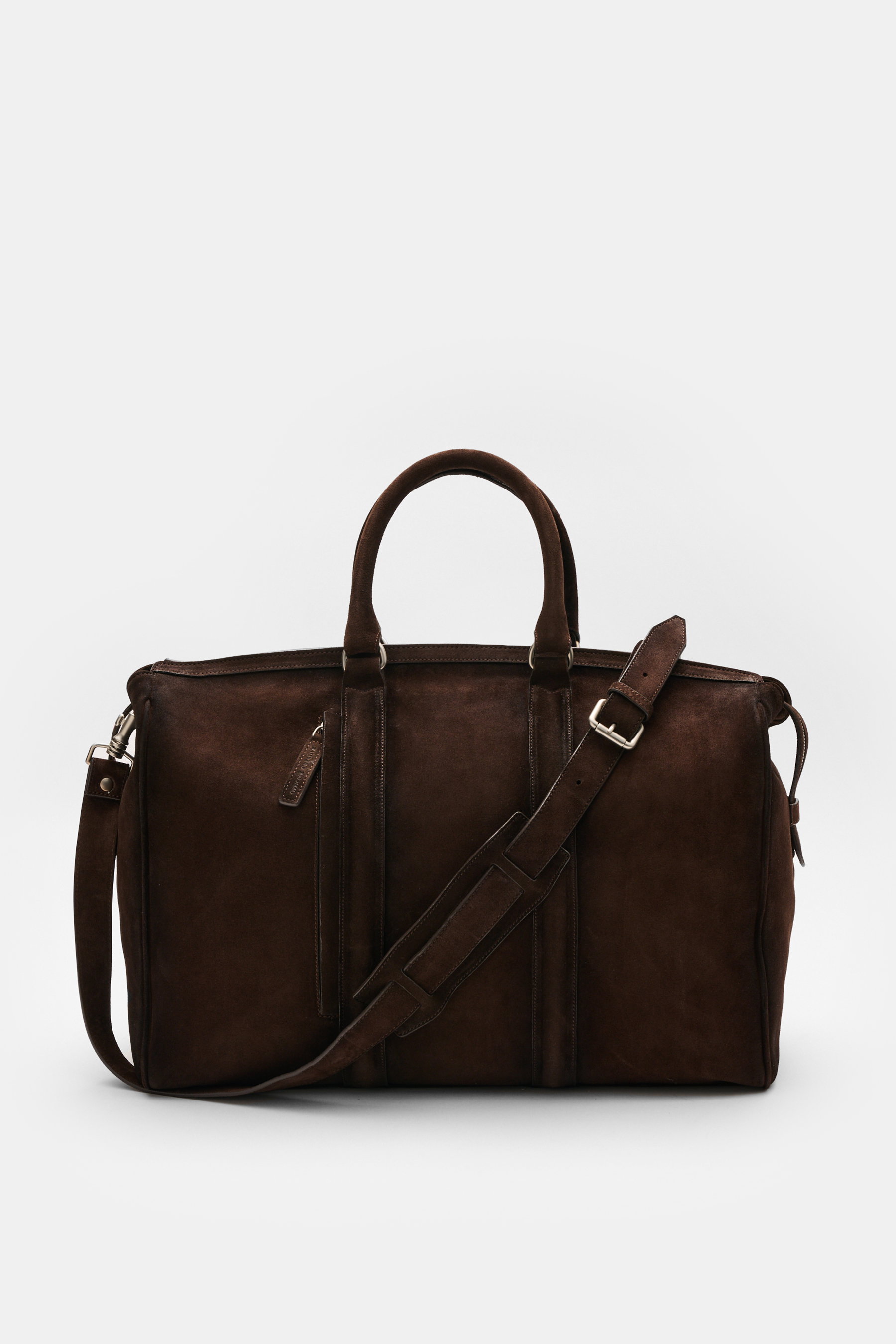 Officine Creative Weekender 'Quentin' dunkelbraun aus Veloursleder, frontal fotografiert, mit silberfarbener Hardware, Tragegriffen und Schultergurt.