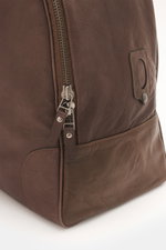 04651/ A trip in a bag Weekender '356 Bag Nubuck' dunkelbraun, Nahaufnahme der Ecke mit edlem Nubukleder, zwei-Wege-Reißverschluss und 04651-Prägung.