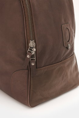 04651/ A trip in a bag Weekender '356 Bag Nubuck' dunkelbraun, Nahaufnahme der Ecke mit edlem Nubukleder, zwei-Wege-Reißverschluss und 04651-Prägung.