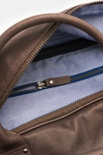 Innenansicht des dunkelbraunen 04651/ A trip in a bag Weekender '356 Bag Nubuck' aus edlem Nubukleder mit Reißverschluss und blauem Textilfutter.