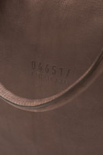 Alt-Tag (124 Zeichen): Nahaufnahme des dunkelbraunen Nubukleders mit Prägung des 04651/ A trip in a bag Weekender '356 Bag Nubuck' Griffs.