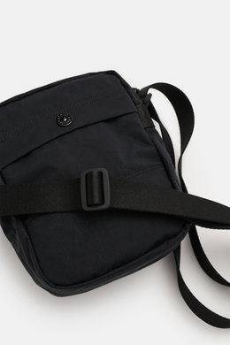 Front-close-up view of the Stone Island Crossbody Bag 'Marsupio Tracolla' schwarz in black cotton poplin with adjustable strap, exterior pockets, and iconic Windrosen patch, compact and sturdy for urban use. Practical and stylish: The crossbody bag 'Marsu