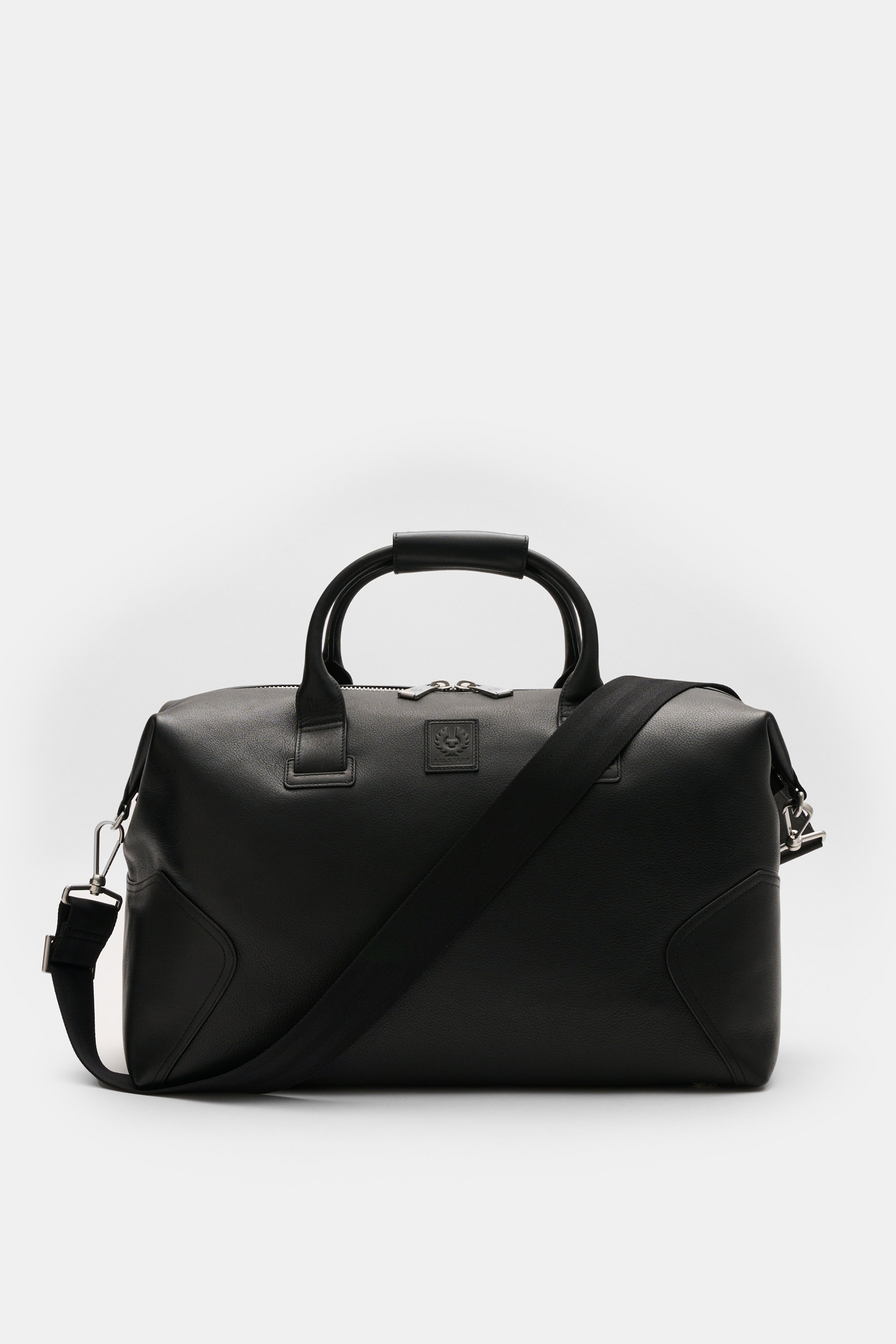 Belstaff Weekender 'Ronson' schwarz aus genarbtem Rindsleder, frontale Nahaufnahme mit silberfarbener Hardware, robusten Griffen, abnehmbarem Schultergurt, Leder-Patch, Außen- und Innenfächern, Maße ca. 51x29x26 cm.