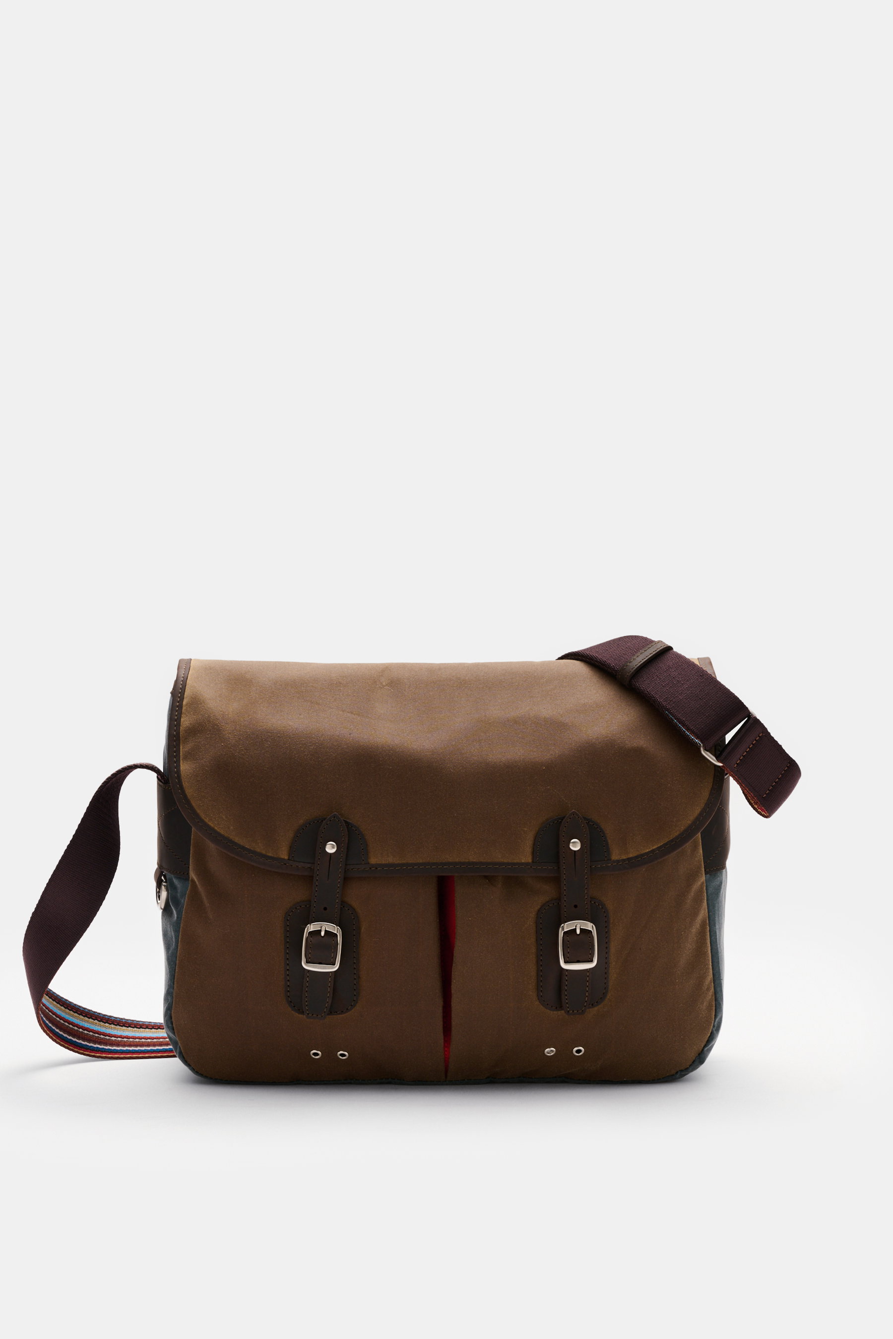 Barbour Umhängetasche "Tarras" braun/petrol aus gewachster Baumwolle, mit Lederdetails, silberfarbener Hardware, zwei Außenfächern, Schultergurt, von vorne fotografiert.