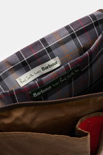 Close-up inside view of Barbour Umhängetasche 'Tarras' braun/petrol showing plaid lining with Paul Smith and Barbour labels, photographed from above. Klassiker im Retro-Look: Die 'Tarras' Umhängetasche aus der BARBOUR x PAUL SMITH Kollaboration bietet rei