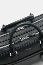 Serapian Aktentasche dark navy aus markant genarbtem Kalbleder, silberfarbene Hardware, robuste Griffe, von oben fotografiert, Logo sichtbar.