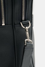 Nahaufnahme der Serapian Aktentasche dark navy aus markant genarbtem Kalbleder, seitliche Perspektive mit silberfarbener Hardware und abnehmbarem Schultergurt.