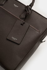 Serapian Aktentasche dunkelbraun aus markant genarbtem Kalbleder, silberfarbene Hardware, Fronttasche mit Zipper, seitlich Henkeltasche, Nahaufnahme schräg von oben.