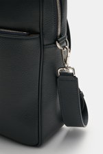 Nahaufnahme der Serapian Aktentasche dark navy aus markant genarbtem Kalbleder mit silberner Hardware, abnehmbarem Schultergurt und Reißverschlussfach, seitliche Perspektive.