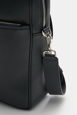 Nahaufnahme der Serapian Aktentasche dark navy aus markant genarbtem Kalbleder mit silberner Hardware, abnehmbarem Schultergurt und Reißverschlussfach, seitliche Perspektive.