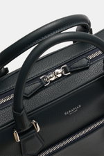 Serapian Aktentasche dark navy aus markant genarbtem Kalbleder, silberfarbene Hardware, Tragegriff und Reißverschluss, Nahaufnahme von oben.