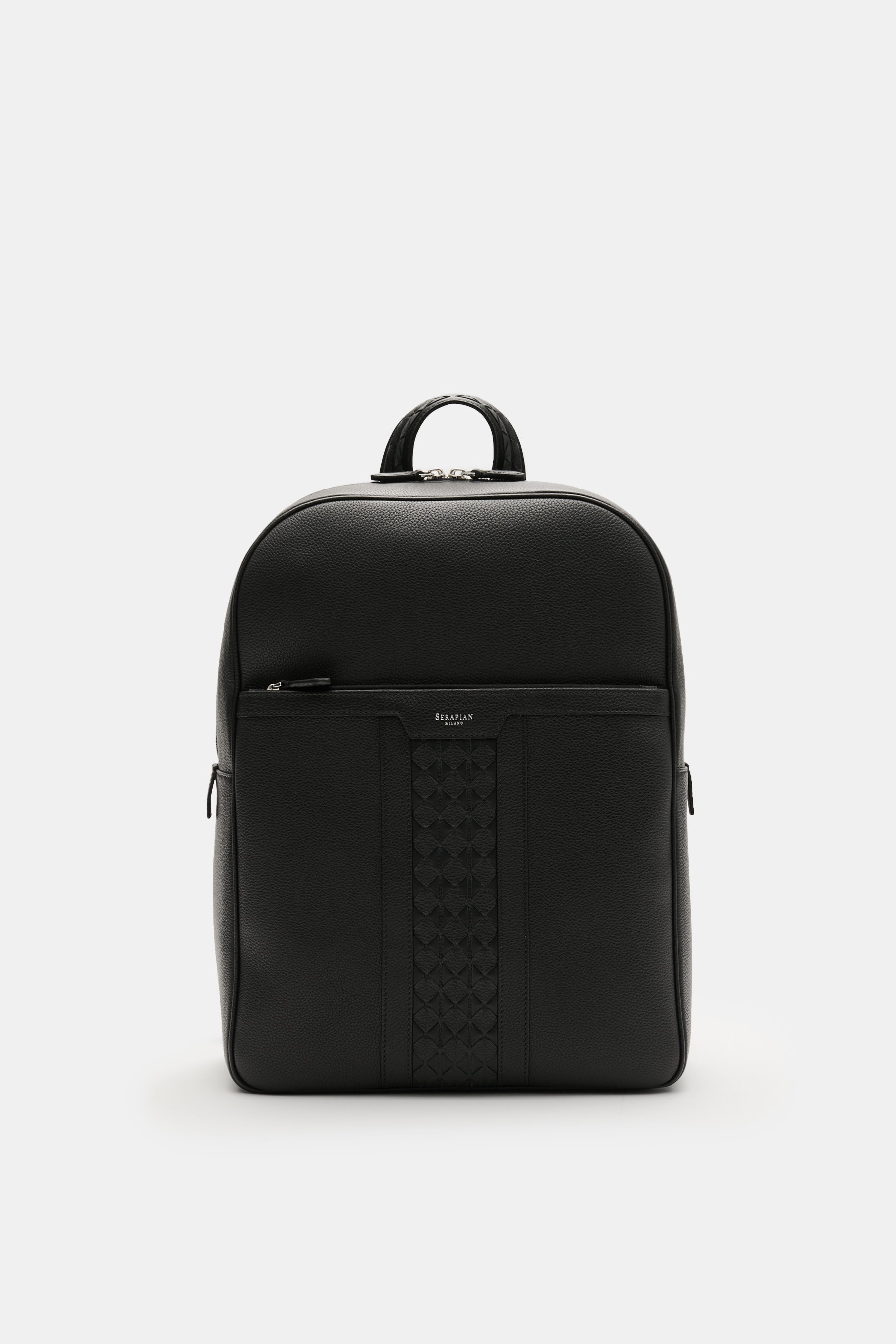 Serapian Rucksack schwarz aus genarbtem Glattleder, frontal fotografiert, mit silberfarbener Hardware, Mosaico-Akzenten und Außenfach mit Reißverschluss.