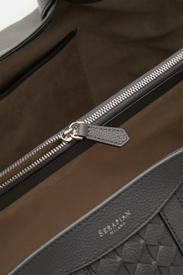 Close-up interior view of the Serapian Shopper grau showing silver zipper, two spacious compartments, and fine cashmere leather in Mosaico style.  

<p>Für diesen luxuriösen Shopper verwendet SERAPIAN feinstes Cashmere-Leder und wurde aufwändig mit dem 'M