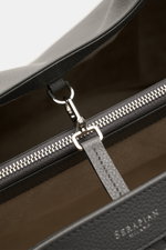 Close-up inside view of Serapian Shopper grau showing silver hardware clasp, zipper, and fine pebbled leather, photographed from above.

Description: <p>Für diesen luxuriösen Shopper verwendet SERAPIAN feinstes Cashmere-Leder und wurde aufwändig mit dem '