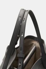 Close-up view of the adjustable straps and interior of the Serapian Shopper grau, made of finest cashmere leather with silver hardware.

Description: <p>Für diesen luxuriösen Shopper verwendet SERAPIAN feinstes Cashmere-Leder und wurde aufwändig mit dem '