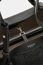 Close-up top-down view of the Serapian Shopper schwarz in black cashmere leather, showing silver hardware, zipper, and mosaic pattern.  
<p>Für diesen luxuriösen Shopper verwendet SERAPIAN feinste Cashmere-Leder-Qualität und veredelt ihn kunstvoll im char