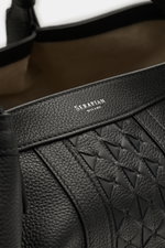 Close-up view of the front of the Serapian Shopper schwarz, showcasing its fine cashmere leather in the signature Mosaico style with logo embossing.

<p>Für diesen luxuriösen Shopper verwendet SERAPIAN feinste Cashmere-Leder-Qualität und veredelt ihn kuns