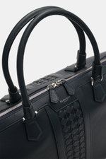Close-up top-front view of the Serapian Weekender navy, a luxurious navy travel bag in cashmere leather with woven 'Mosaico' inserts, silver hardware, and robust handles.

Description: Luxuriös ausgestattet für Business- und Freizeitreisen: Gefertigt aus 