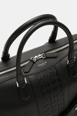 Close-up top-front view of Serapian Shopper schwarz in black cashmere leather with 'Mosaico' style, silver hardware, and robust handles. 

Description: <p>Für diesen luxuriösen Shopper verwendet SERAPIAN feinstes Cashmere-Leder und wurde aufwändig mit dem