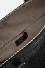 Close-up top-down view of the Serapian Shopper schwarz showing the interior suede lining, zippered compartment, and silver hardware zipper pull. Für diesen luxuriösen Shopper verwendet SERAPIAN feinstes Cashmere-Leder und wurde aufwändig mit dem 'Mosaico'