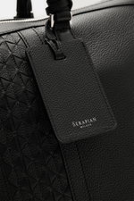 Close-up front view of the Serapian Shopper schwarz, showcasing the textured finest Cashmere-leather in black with Mosaico pattern, silver hardware, and logo embossing. Für diesen luxuriösen Shopper verwendet SERAPIAN feinstes Cashmere-Leder und wurde auf