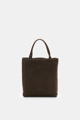 04651/ A trip in a bag Tote-Bag dunkelbraun aus genarbtem Nubukleder, frontale Nahaufnahme mit robusten Tragegriffen und Prägung.