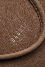 Nahaufnahme der markant genarbten Oberfläche und Prägung der dunkelbraunen 04651/ A trip in a bag Tote-Bag aus Nubukleder mit robustem Griff.