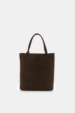 Frontansicht der 04651/ A trip in a bag Tote-Bag dunkelbraun aus markant genarbtem Nubukleder mit robusten Griffen und geräumigem Hauptfach.