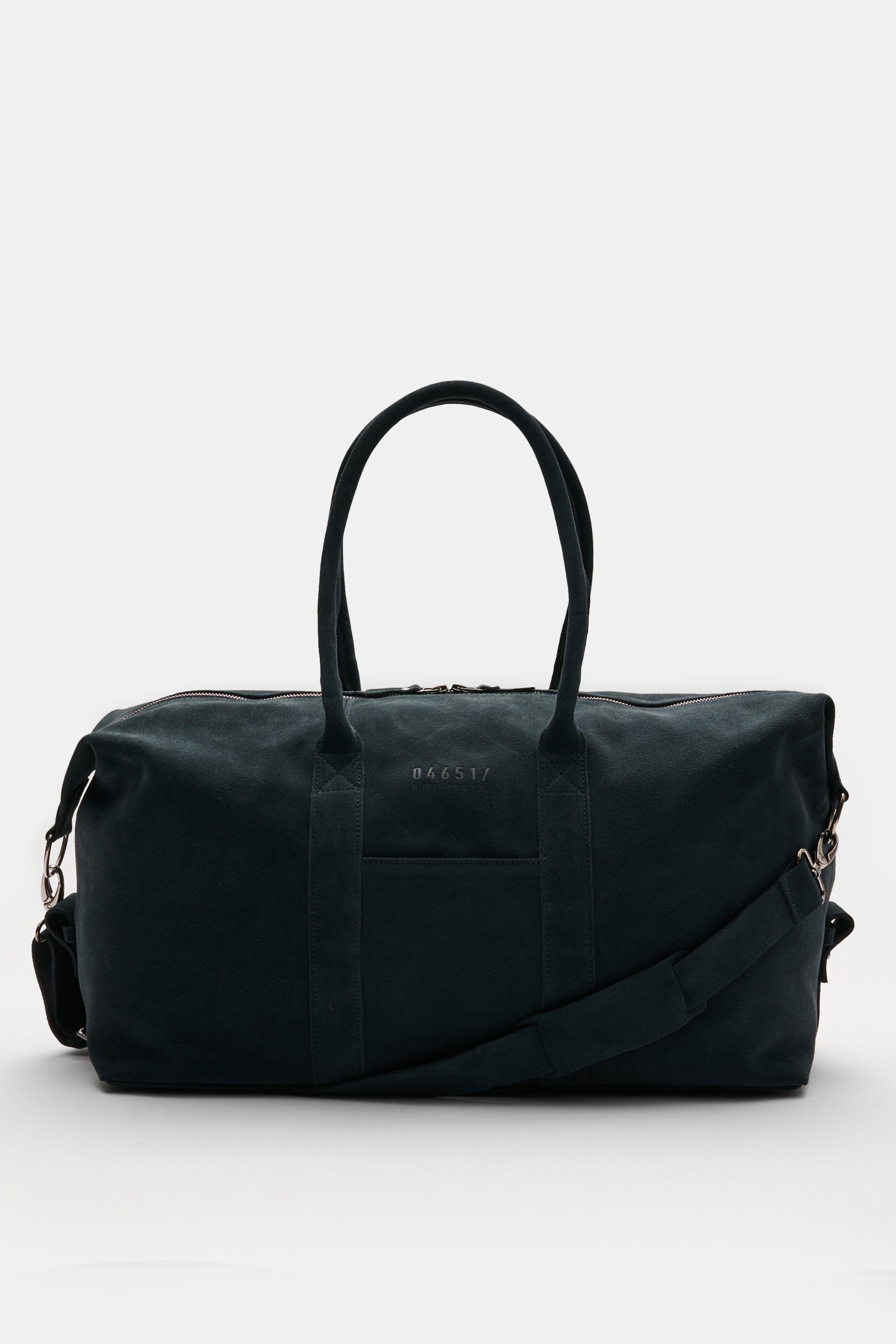 Frontale Aufnahme des 04651/ A trip in a bag Weekender '3-Day-Bag' navy aus edlem Veloursleder mit robusten Griffen, verstellbarem Schulterriemen, silberfarbener Hardware, Reisepass-Außenfach und Zwei-Wege-Reißverschluss.