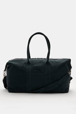 Frontale Aufnahme des 04651/ A trip in a bag Weekender '3-Day-Bag' navy aus edlem Veloursleder mit robusten Griffen, verstellbarem Schulterriemen, silberfarbener Hardware, Reisepass-Außenfach und Zwei-Wege-Reißverschluss.