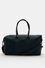 Frontale Aufnahme des 04651/ A trip in a bag Weekender '3-Day-Bag' navy aus edlem Veloursleder mit robusten Griffen, verstellbarem Schulterriemen, silberfarbener Hardware, Reisepass-Außenfach und Zwei-Wege-Reißverschluss.