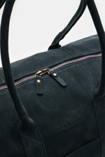 04651/ A trip in a bag Weekender '3-Day-Bag' navy aus edlem Veloursleder, Detailansicht von oben mit silberfarbenem Zwei-Wege-Reißverschluss, robusten Griffen und 04651/-Prägung auf der Front.