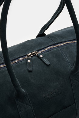 04651/ A trip in a bag Weekender '3-Day-Bag' navy aus edlem Veloursleder, Detailansicht von oben mit silberfarbenem Zwei-Wege-Reißverschluss, robusten Griffen und 04651/-Prägung auf der Front.