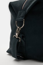 04651/ A trip in a bag Weekender '3-Day-Bag' navy aus Veloursleder, Detailansicht Schulterriemen mit silberfarbener Hardware, robust und elegant.