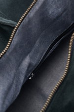 Innenansicht des 04651/ A trip in a bag Weekender '3-Day-Bag' navy aus edlem Veloursleder mit Reißverschlussfach, robustem Griff und praktischem Außenfach.