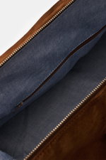 Innenansicht des 04651/ A trip in a bag Weekender '3-Day-Bag' braun mit geräumigem Hauptfach, Innenfach mit Reißverschluss, edlem Veloursleder und silberfarbener Hardware.